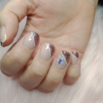 Pose de vernis semi-permanent french asymétrique violet pailleté avec trait blanc et sticker fleur à Yzengremer
