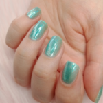 Pose de vernis semi-permanent effet cat eye vert d'eau lumineux à Yzengremer