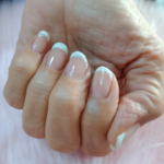 Pose de vernis semi-permanent french blanche avec trait fin argenté pour mariée à Yzengremer