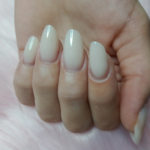 Rallongement d’ongles en gel nude forme amande avec chablon à Yzengremer