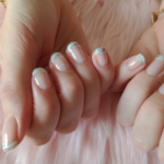 Pose de vernis semi-permanent french blanche avec trait argenté fin à Yzengremer