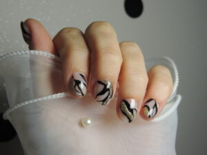 pose d'ongles avec nail art par aurélie-m, prothésiste ongulaire à yzengremer